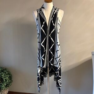A. Byer black white open knit sleeveless cardigan vest geometric boho high low M